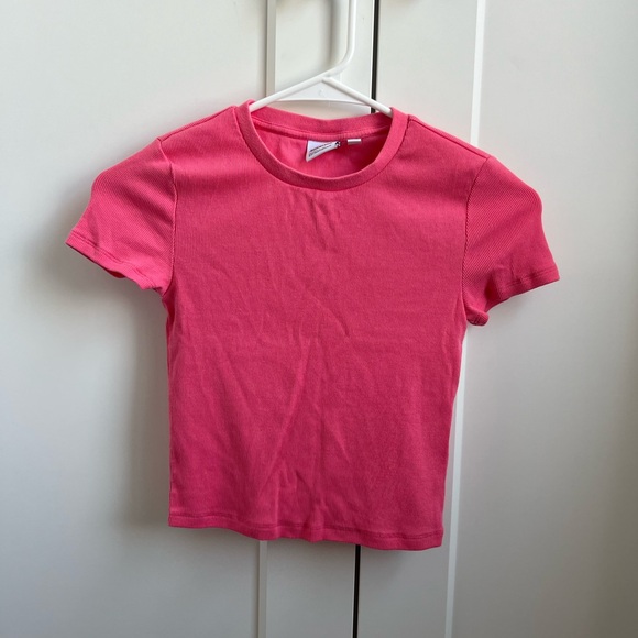 Aritzia TNA Homestretch T Shirt Baby Tee Ribbed Tee Hot Pink - Picture 1 of 3